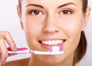 Новая паста марки R.O.C.S бережно отбеливает зубы и предотвращает ряд серьёзных заболеваний 