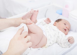 Почему у новорождённого могут быть холодные ручки и ножки и как ему помочь?