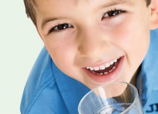 5 уловок, которые помогут приучить детей пить воду